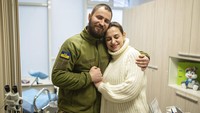 Tentara Ukraina Vitalii Khroniuk memeluk rekannya Anna Sokurenko selama kunjungan mereka ke klinik kesuburan IVMED. AP/Evgeniy Maloletka  
