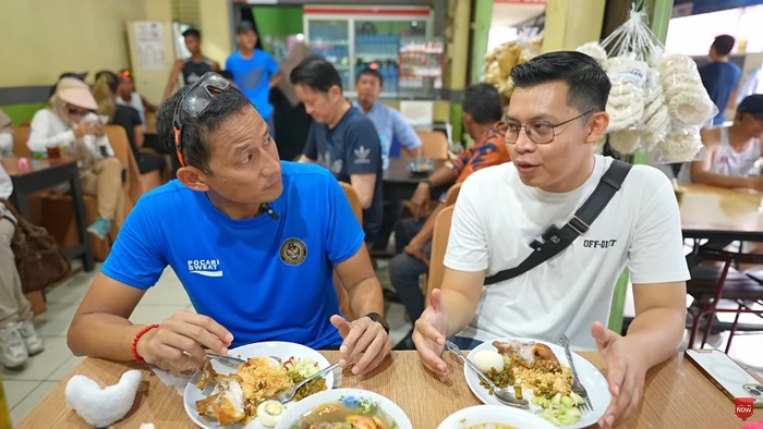 YouTuber Hobby Makan ajak Sandiaga Uno menyantap nasi ayam kampung goreng legendaris di Pontianak.