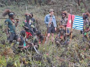 Beredar Foto Pilot Susi Air Bareng KKB, Polisi Ungkap Faktanya