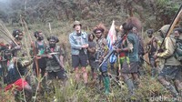Polisi membenarkan foto dan video beredar merupakan pilot Susi Air, Philip Mark Mehrtens bersama KKB pimpinan Egianus Kogoya. Namun gambar yang tersebar disebut merupakan dokumentasi lama saat momen pesawat Susi Air dibakar. Foto: (dok.istimewa)