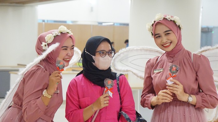 ngkasa Pura I kembali menyapa para pengguna jasa bandara melalui berbagai aktivitas seperti pembagian suvenir, dekorasi bertema Hari Kasih Sayang, serta ragam hiburan live music dan tarian.