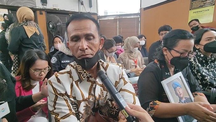 Orang tua Brigadir Yosua, Rosti Simanjuntak dan Samuel Hutabarat