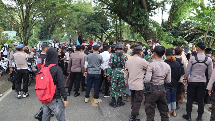 Warga di Kota Palopo, Sulawesi Selatan (Sulsel) menghadang rombongan pembawa jenazah yang hendak memasuki area pemakaman Mancani.