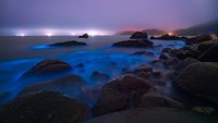 Lansekap indah yang pertama ada di sebuah pantai di Guangdong, China. Warna laut di sana seketika berubah menjadi biru bercahaya.