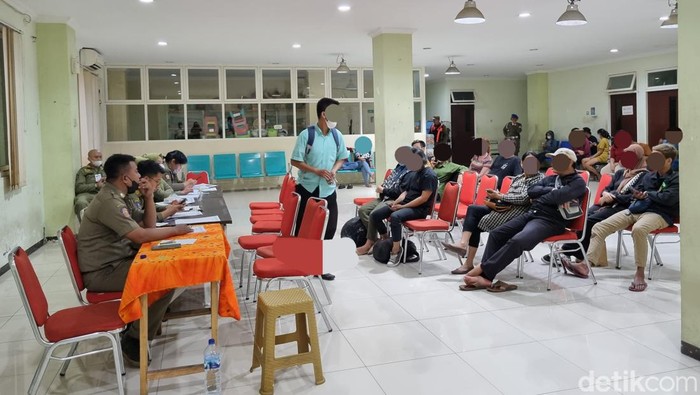 Pasangan yang terjaring razia valentine di Kantor Satpol PP Surabaya
