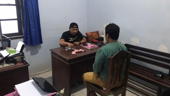 Pelaku pencurian saat dimintai keterangan petugas kepolisian di Mapolsek Wiradesa, Selasa (14/2/2023).