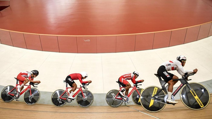 PELATNAS BALAP SEPEDA Sejumlah atlet balap sepeda 'track team' putra Indonesia memacu kecepatannya saat berlatih di Velodrome Rawamangun, Jakarta, Selasa (14/2/2023). Latihan tersebut dalam rangka persiapan jelang ajang UCI Track Nations Cup 2023 yang akan berlangsung pada 23-26 Februari mendatang di Velodrome, Ramawangun.
