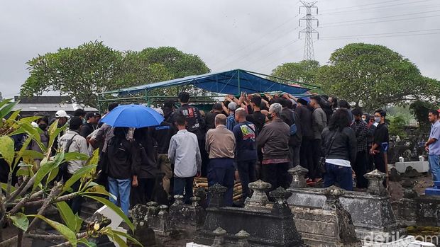 Pemakaman Ketua Sioux Ular Indonesia Aji Rachmat Purwanto di Sleman, Selasa (14/2/2023).