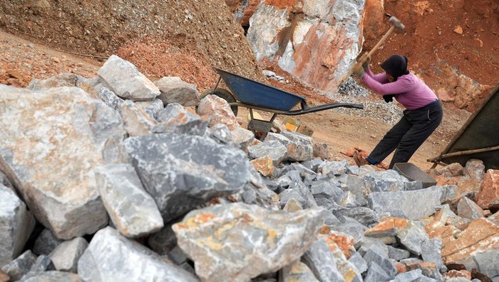 Hasil tambang batu di Gunung Moramo, Sulawesi Tenggara, sangat diminati perusahaan smelter nikel di Indonesia. Sebab kandungan batunya sempurna untuk pemurnian nikel.