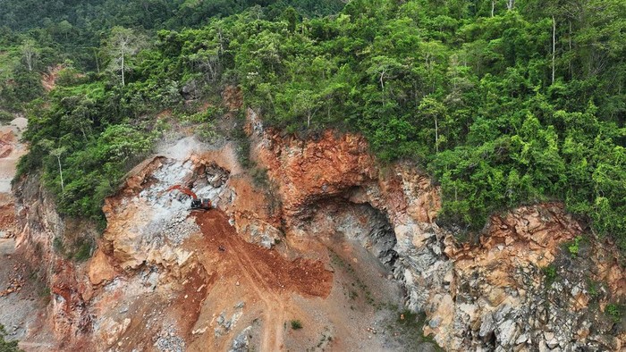 Hasil tambang batu di Gunung Moramo, Sulawesi Tenggara, sangat diminati perusahaan smelter nikel di Indonesia. Sebab kandungan batunya sempurna untuk pemurnian nikel.