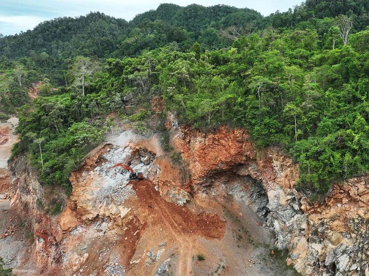 Penampakan Gunung di Sultra yang Batunya Sempurna buat Smelter Nikel