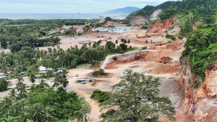 Penampakan Gunung di Sulawesi Tenggara yang Batunya Sempurna buat Smelter Nikel Hasil tambang batu di Gunung Moramo, Sulawesi Tenggara, sangat diminati perusahaan smelter nikel di Indonesia. Sebab kandungan batunya sempurna untuk pemurnian nikel.