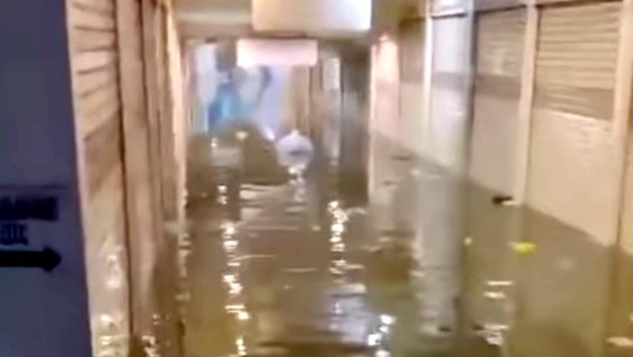 Penampakan Karebosi Link, Makassar yang terendam banjir.