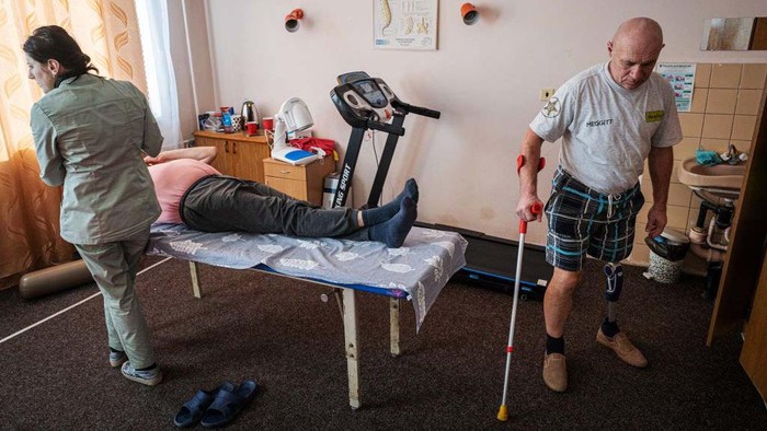 Tentara hingga warga luka-luka akibat invasi Rusia ke Ukraina. Rumah sakit di Ukraina pun menyediakan tempat rehabilitasi bagi korban perang tersebut.