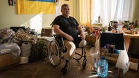 Warga yang kakinya diamputasi sedang menjalani rehabilitasi di rumah sakit yang terletak di Truskavets, Ukraina.
