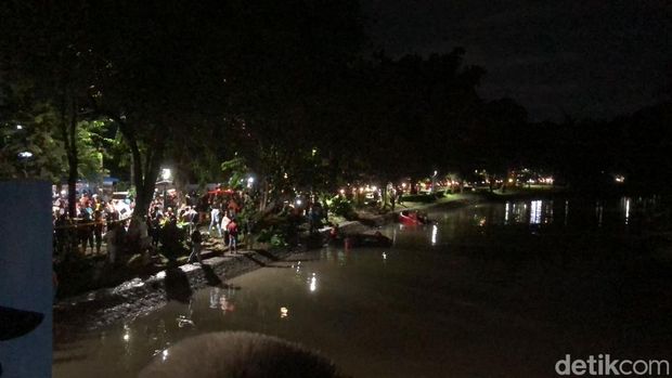 Pencarian orang tenggelam di Sungai Ngagel Surabaya