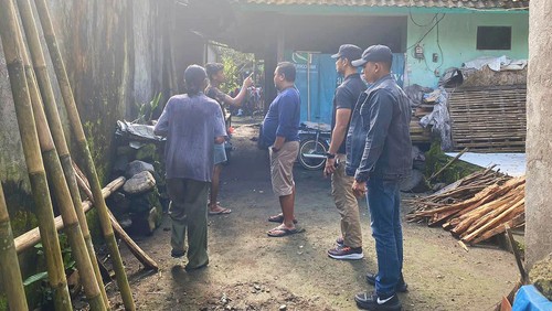 Unit Reskrim Polsek Selat saat melakukan penangkapan terhadap salah satu pelaku pencurian buah salak di Banjar Dinas Santi, Desa Selat, Kecamatan Selat, Karangasem, Selasa (14/2/2023).