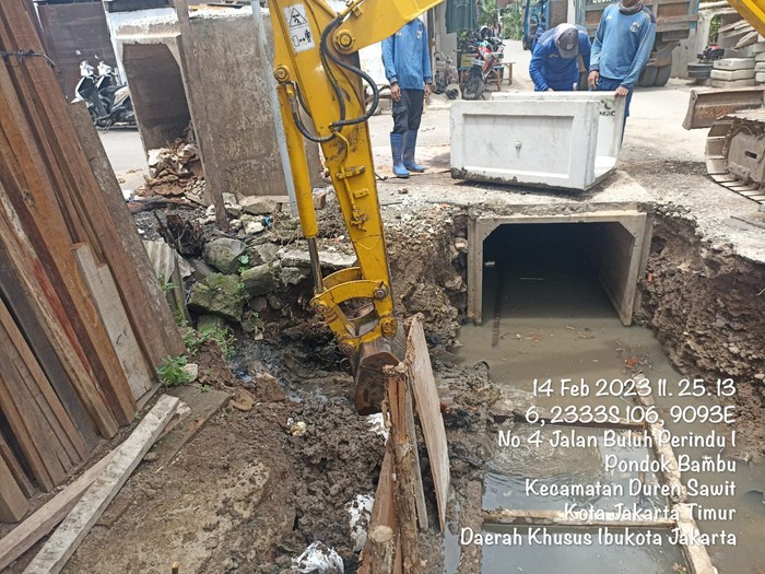 Pengerjaan saluran penghubung di Jl Buluh Perindu, Pondok Bambu, Duren Sawit, Jakarta Timur, 14 Februari 2023. (Dok Sudin SDA Jaktim)