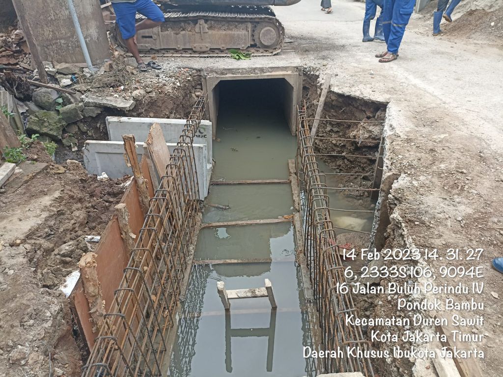 Pengerjaan saluran penghubung di Jl Buluh Perindu, Pondok Bambu, Duren Sawit, Jakarta Timur, 14 Februari 2023. (Dok Sudin SDA Jaktim)