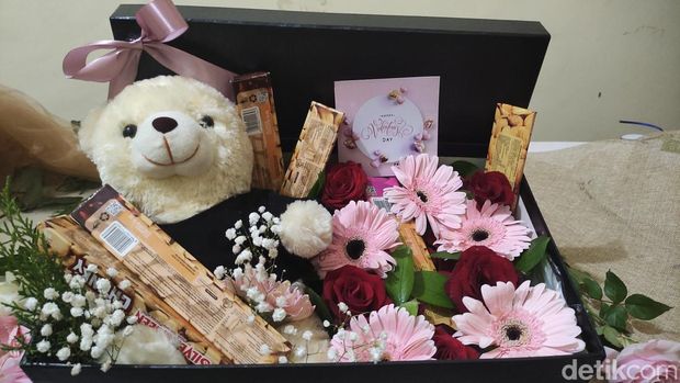 Perajin hampers di Sidoarjo kebanjiran pesanan saat Valentine
