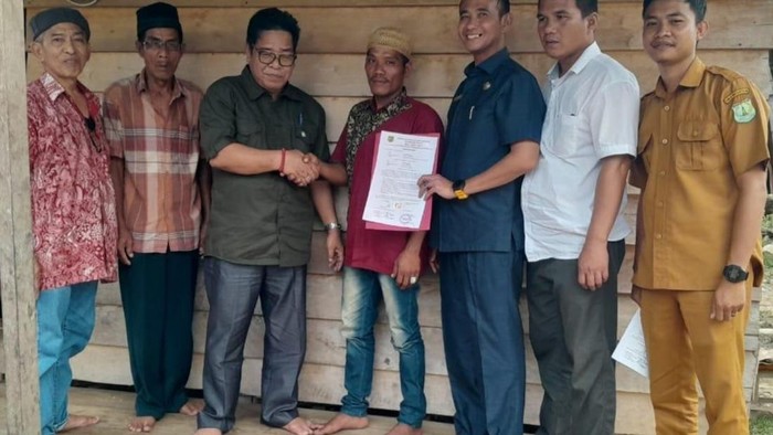 Perdamaian Sapril dan Jon Kenedi dengan keluarga pesepeda yang tewas tertabrak. (Foto: dok. Polres Muba)