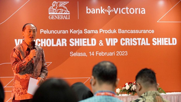 Chief Partnership Distribution Generali Indonesia,Tito Edwin Hasudungan Hutabarat (dari kiri),  CEO Generali Indonesia Edy Tuhirman   bersama Direktur Utama Bank Victoria  Achmad Friscantono  dan  SEVP of Change Management Office Muhammad Rakhmadhani  saat acara peluncuran kerjasama dan produk bancassurance baru VIP Scholar Shield dan VIP Cristal Shield di Jakarta, Selasa (14/2). Kedua produk ini merupakan hasil kerja sama Generali Indonesia dan Bank Victoria yang memberikan proteksi jiwa dan proteksi penyakit kritis dengan manfaat pasti dan fitur unik 110% premi kembali di akhir masa pertanggungan jika tidak terjadi klaim.
