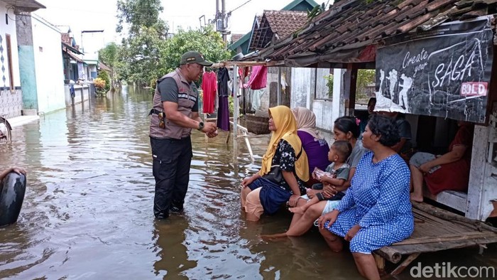 Petugas mendatangi warga terdampak banjir di Pasuruan