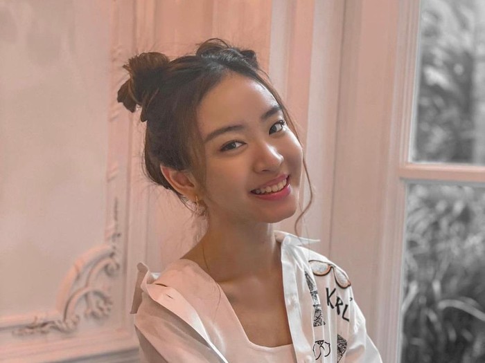 Phoebe Paris meluncurkan lagu baru.