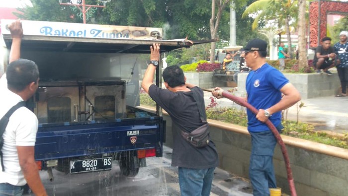 Pikap bermuatan peralatan memasak roti terbakar di seputaran Simpang Lima Pati, Selasa (14/2/2023