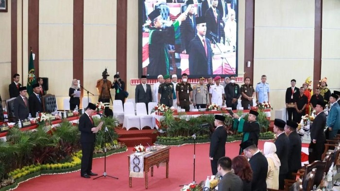 Pimpinan DPRD Medan mengambil sumpah anak Romo Syafii, Muhammad Khalil Prasetyo (Foto: Istimewa)