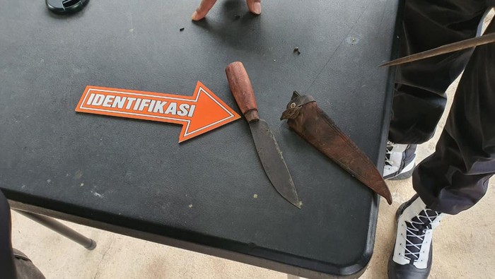 Pisau yang digunakan ODGJ tikam lansia di Tanah Datar, Sumbar (Dok. Polres Padang Panjang)