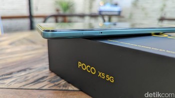 Slot kartu SIM dan microSD di sisi kiri ponsel. Poco X5 5G dilengkapi prosesor Snapdragon 695 dengan RAM hingga 8GB dan memori internal hingga 256GB yang bisa diperluas dengan microSD hingga 1TB. Foto: Virgina Maulita Putri/detikINET
