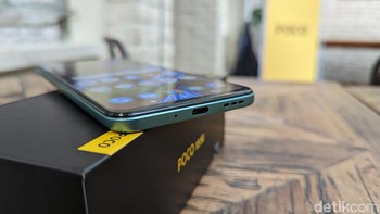 Di bagian bawah tersedia port USB-C dan speaker. Foto: Virgina Maulita Putri/detikINET