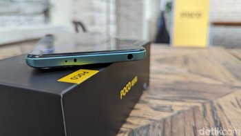 Headphone jack 3,5 mm masih tersedia dan ditempatkan di bagian atas ponsel. Poco X5 5G juga masih akan memiliki dukungan NFC. Foto: Virgina Maulita Putri/detikINET