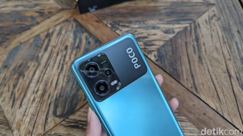 Poco membekali ponsel ini dengan tiga kamera belakang, termasuk kamera utama 48 MP dan kamera selfie 13 MP. Foto: Virgina Maulita Putri/detikINET
