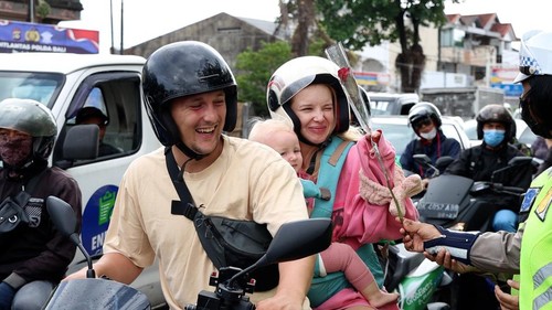 Polresta Denpasar bagi-bagi bunga, cokelat, hingga helm, kepada pengendara lalu lintas di hari valentine, Selasa (14/2/2023).