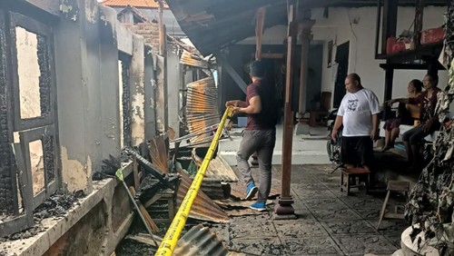 Polisi saat melakukan olah tempat kejadian perkara (TKP) kebakaran rumah warga di Desa Ringdikit, Kecamatan Seririt, Kabupaten Buleleng, Bali.