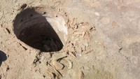 Pipa drainase dari tanah liat. Selain itu ditemukan pula instalasi keramik yang diduga kuat digunakan sebagai “alat pendingin” atau lemari es untuk menyimpan minuman.