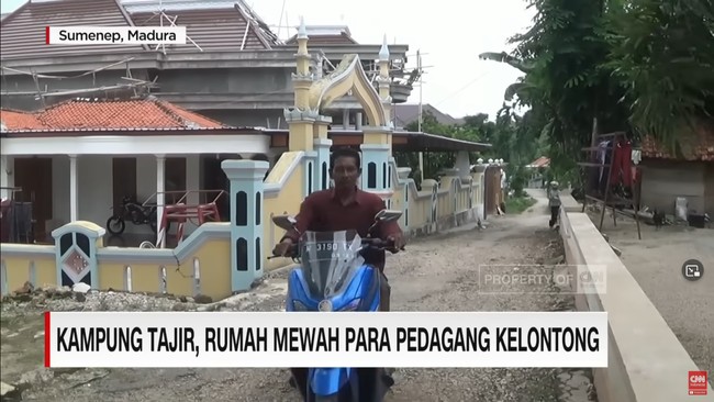 Ridwan sebagai salah satu tokoh masyarakat mengatakan pemilik rumah mewah di kampung tajir ini umumnya adalah pedagang yang berjualan di Jakarta. Yang ke Jakarta itu, sekitar 50%. Ada Rp 1 miliar lebih, ada yang Rp 2 miliar, tergantung dari besarnya rumah, ucap Ridwan.  Foto: Dok. CNN Indonesia.