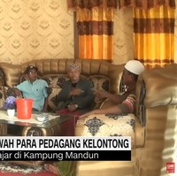 Salah satu warga yang memiliki rumah mewah bernama Atik menjelaskan tentang biaya pembangunan rumahnya. 20 tahun lah, ini saya tiga tahun ada di rumah ini baru selesai (dibangun). (Biaya) tidak terhitung ongkosnya doang Rp 700 juta, kata Atik. Di dalam rumah Atik terlihat kursi ukuran besar berwarna gold yang mewah.  Foto: Dok. CNN Indonesia.