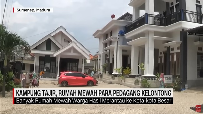 Dalam kehidupan sehari-hari, para ibu-ibu di kampung tajir ini terbiasa memakai gelang dan kalung emas. Selain itu, meskipun jalan masuk ke kampung ini cukup sempit. Setiap rumah pasti memiliki mobil. Foto: Dok. CNN Indonesia.