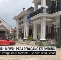 Dalam kehidupan sehari-hari, para ibu-ibu di kampung tajir ini terbiasa memakai gelang dan kalung emas. Selain itu, meskipun jalan masuk ke kampung ini cukup sempit. Setiap rumah pasti memiliki mobil. Foto: Dok. CNN Indonesia.