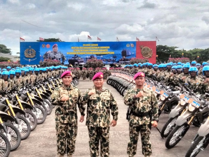 Prabowo Subianto saat mendapatkan penghargaan sebagai warga kehormatan Marinir