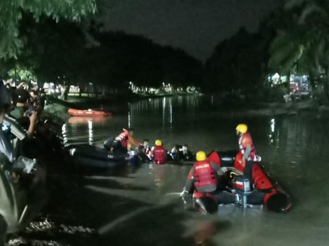 Proses evakuasi orang tenggelam di Sungai Ngagel yang ditemukan tewas