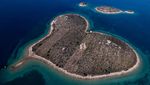 Pulau Romantis Bentuk Hati di Kroasia Ini Bakal Dijual Sebagian, Berminat?