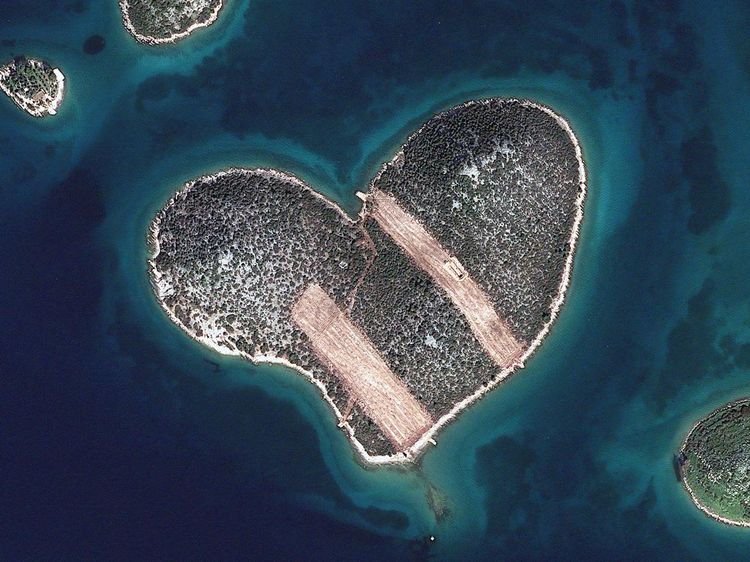 Pulau Romantis Bentuk Hati di Kroasia Ini Bakal Dijual Sebagian, Berminat?