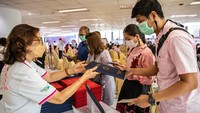 Bagi pasangan yang sudah resmi menjadi suami istri, mereka berdua akan mendapatkan surat nikah.