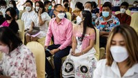 Para pasangan ini berbondong-bondong untuk mengikuti tradisi hari kasih sayang dengan menikah secara massal.  