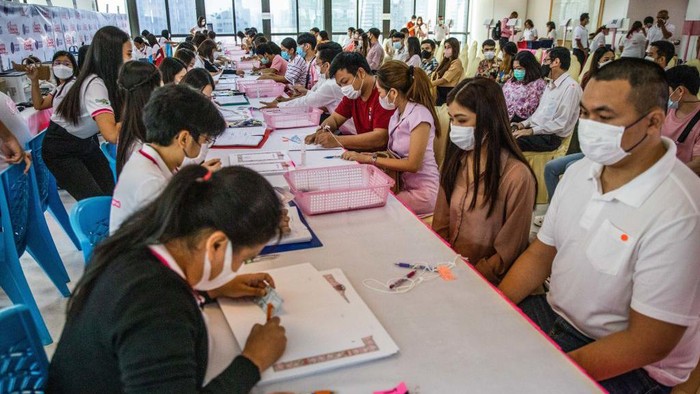 Thailand memiliki tradisi unik dalam memperingati hari Valentine. Setiap tahun, ratusan bahkan ribuan pasangan menikah secara massal pada tanggal 14 Februari.