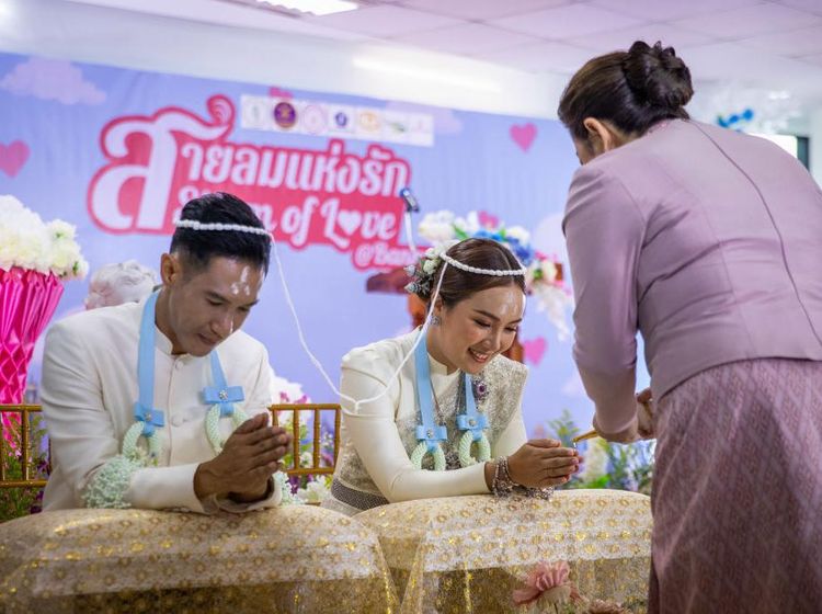 Rayakan Valentine, 500 Pasangan Thailand Ikut Pernikahan Massal